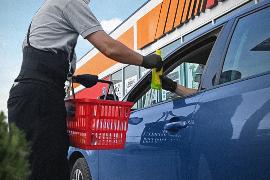 hombre entregando a un automóvil