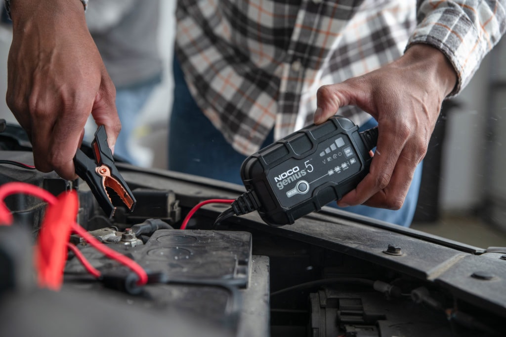 How to Use a NOCO Portable Jump Starter - AutoZone.com