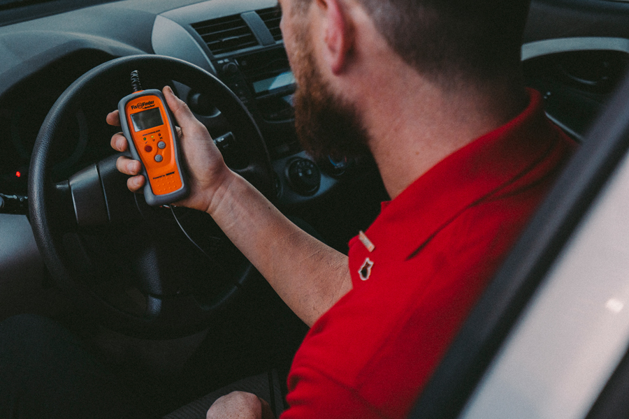 AutoZoner using Fix Finder scan tool to diagnose P0125