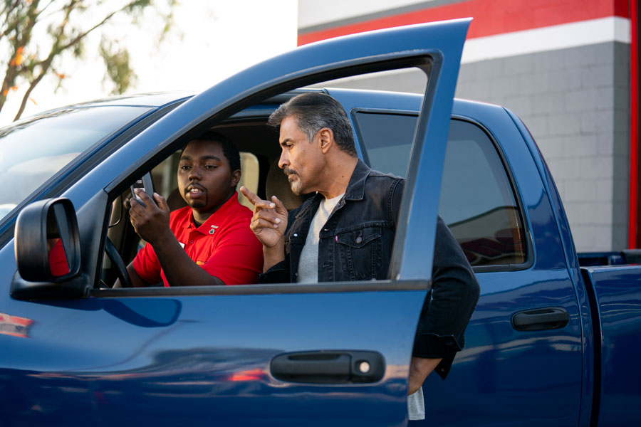 AutoZone associate using Fix Finder scan tool to diagnose P0725